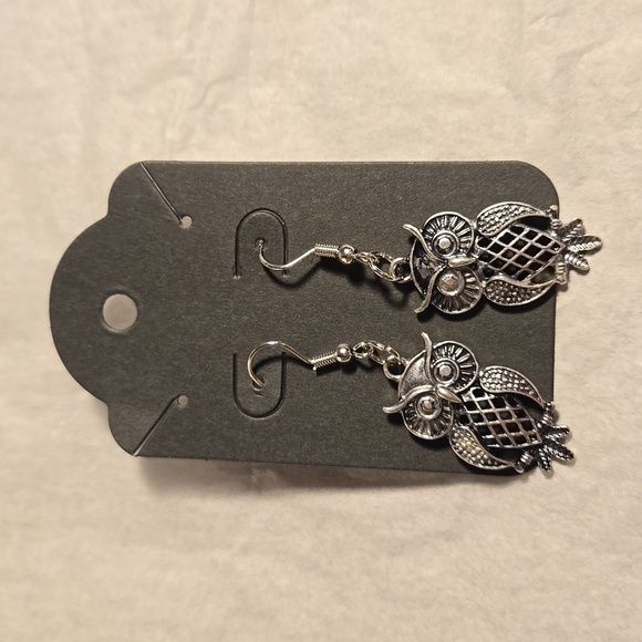 3/ $15 New Silver Owl Earrings - Picture 4 of 4